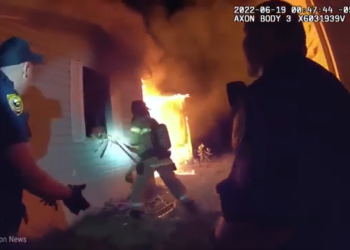 T1804010 Cuando Los Policías Salvan La Gente De Casas En part2