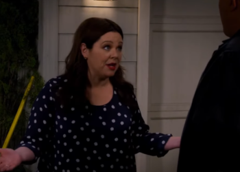 T1436027 Mike Molly Get Life Changing Phone Call Mi part2