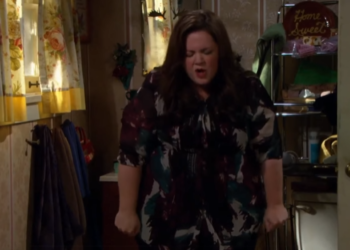 T1436050 Molly Helps Vince In Tub Mike Molly (1) part2