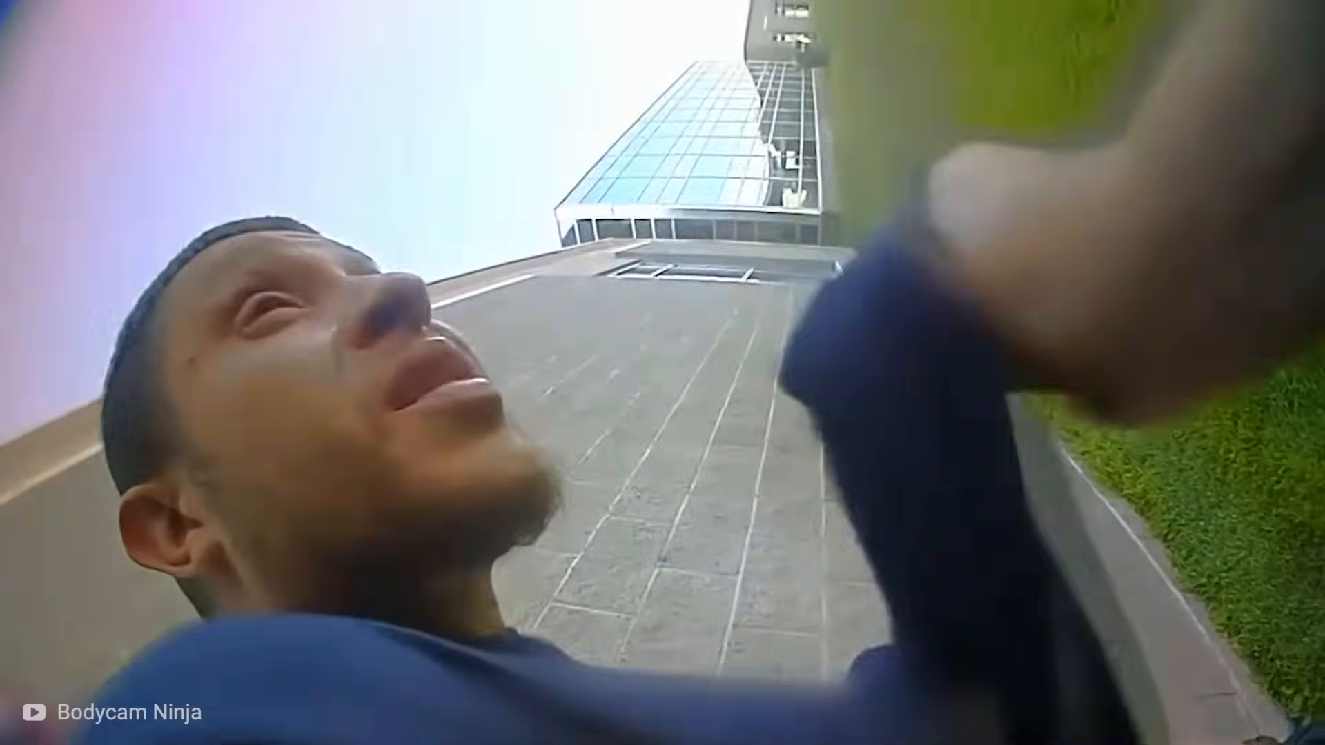 T1704010 Cuando La Policía Perdió La Paciencia Con Pasajeros Problemáticos Del Aeropuerto part2