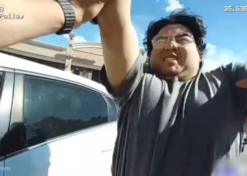 T2004012 Cuando Hombres Tontos Golpean A Policías part2