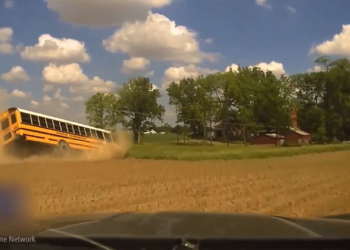 T0504003 Por Que NO Debes Intentar Secuestrar Un TREN! part2