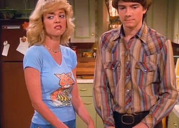T1737007 Laurie comforted Eric.⧸ That ’70s Show #ae #shorts #movie #film #tvshow #that70sshow part2